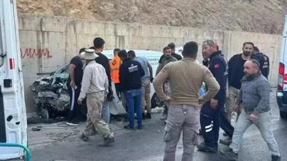 Şırnak'ta yolcu minibüsü ile hafif ticari araç çarpıştı