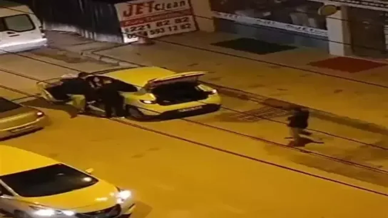 Sokak ortasında darbedilen kadını vatandaşlar kurtardı