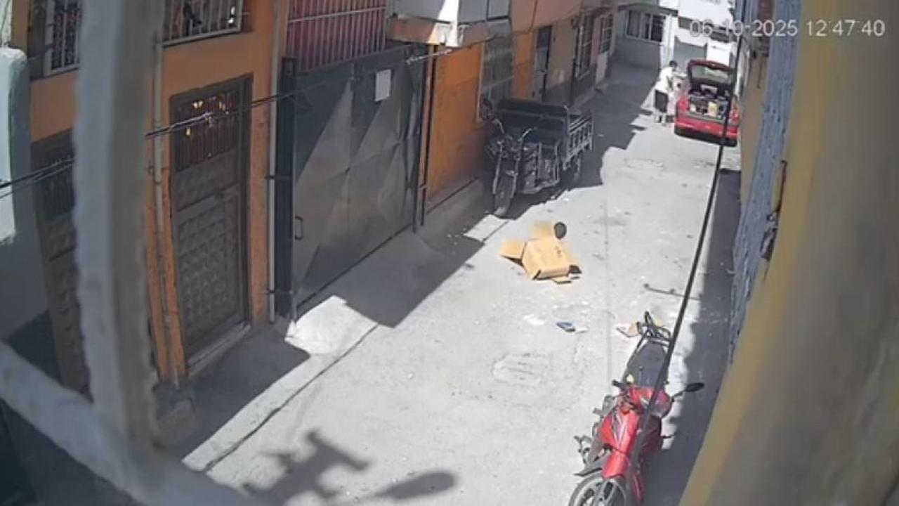 Sokakta üzerine karton örten çocuk ölümden döndü