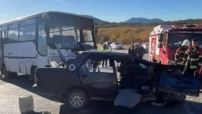 Tarım işçilerini taşıyan midibüs ile otomobil çarpıştı