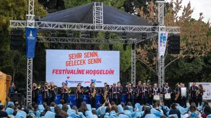 Üniversiteli gençler İzmir’e festivalle “merhaba” dedi