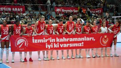 Voleybolun yıldızlarından İzmir İtfaiyesi’ne teşekkür