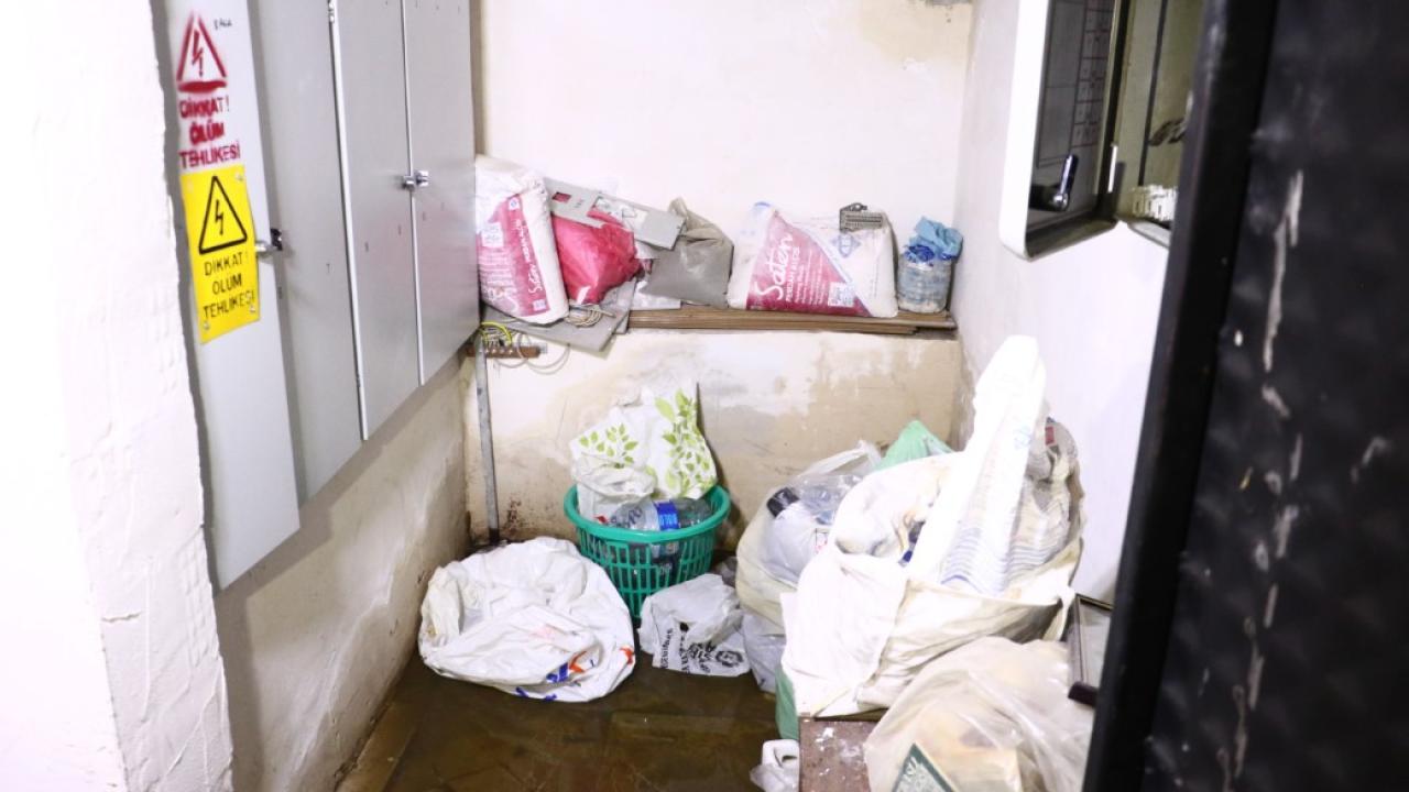 Yağmurun etkisiyle atık borusu evine taşan adamdan ABB’ye isyan