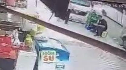 Yolcu minibüsü kaldırımdaki 2 kişiye çarptı