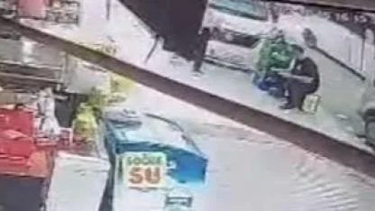 Yolcu minibüsü kaldırımdaki 2 kişiye çarptı