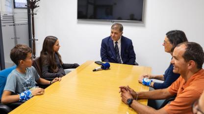 Başkan Tugay, Fransız gezgin aileyi ağırladı