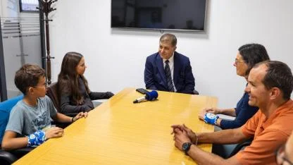 Başkan Tugay, Fransız gezgin aileyi ağırladı