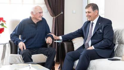 Başkan Tugay lise öğretmenini ziyaret etti