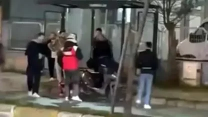 Beylikdüzü’nde motokuryeye laf atan adamı kaskla darbettiler