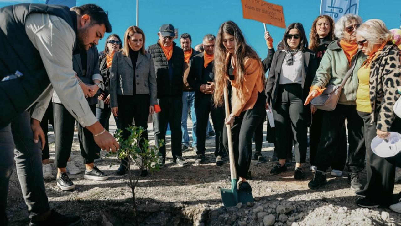 Çeşme’de 411 fidan, binlerce adım, tek bir söz