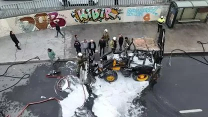 Cevizlibağ'da seyir halindeki iş makinesi alev alev yandı