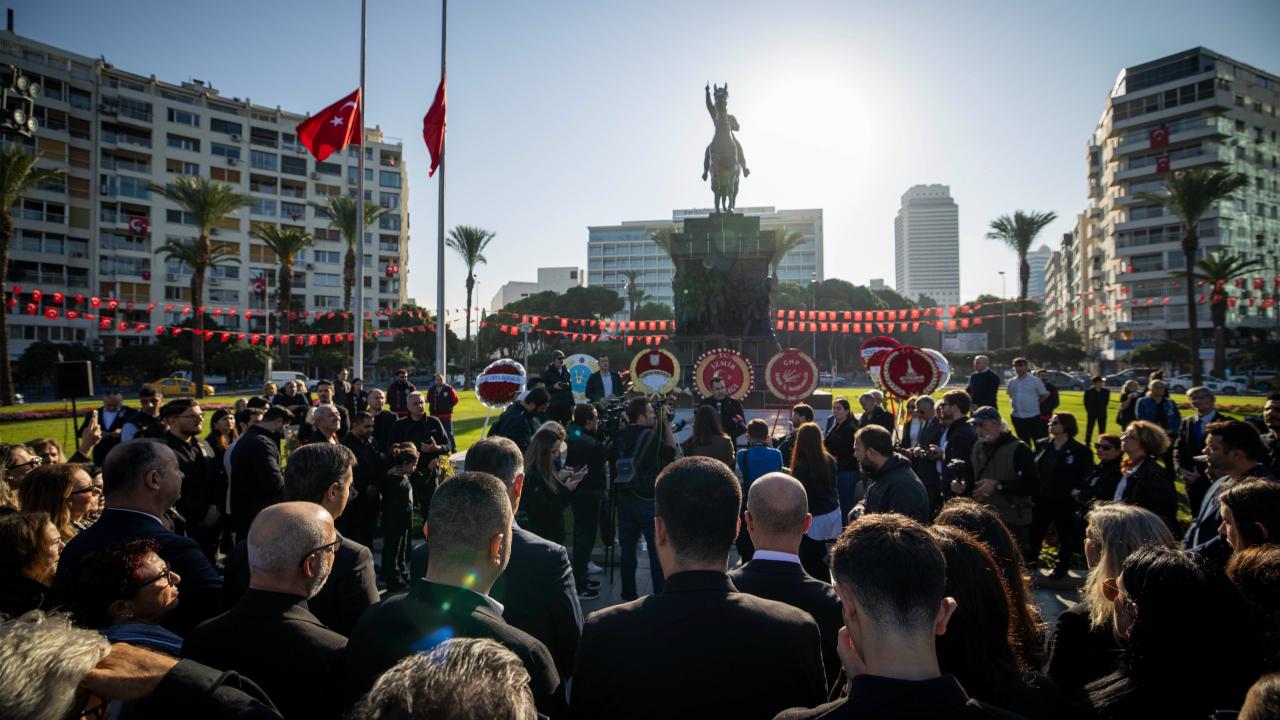 CHP İzmir Ata’sını andı