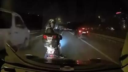 Çocukla motosikletten inip hayatını tehlikeye attı