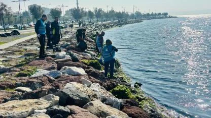 Doğaseverler Karşıyaka'da kıyı temizliği yaptı