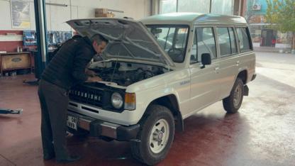 Efsane valinin oğlu 45 yıl sonra babasının makam aracını bulup satın aldı