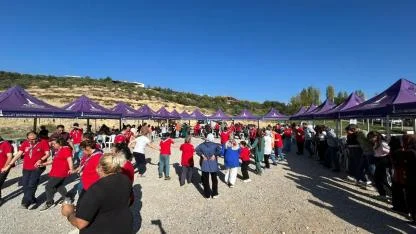 Engelli yurttaşlar ve yakınları zeytin hasadında buluştu