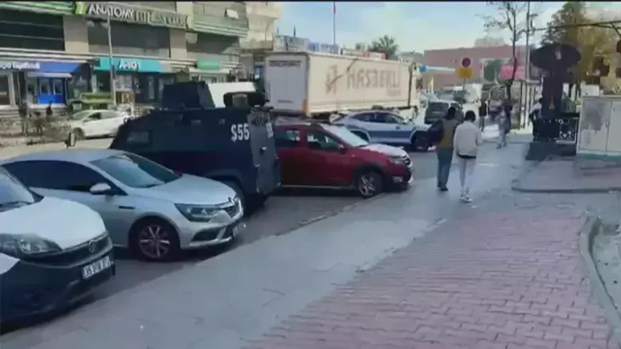 Esenyurt&#039;ta kaldırımda el bombası bulundu