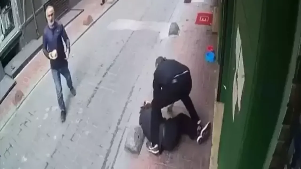 Güvenlik görevlisi kendisine küfreden kişiyi darbetti