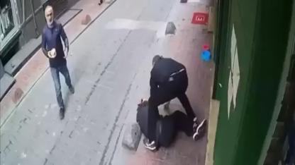 Güvenlik görevlisi kendisine küfreden kişiyi darbetti