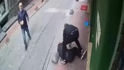 Güvenlik görevlisi kendisine küfreden kişiyi darbetti