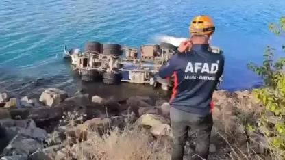 Hazar Gölü’ne uçan beton mikserinin şoförü kurtarıldı