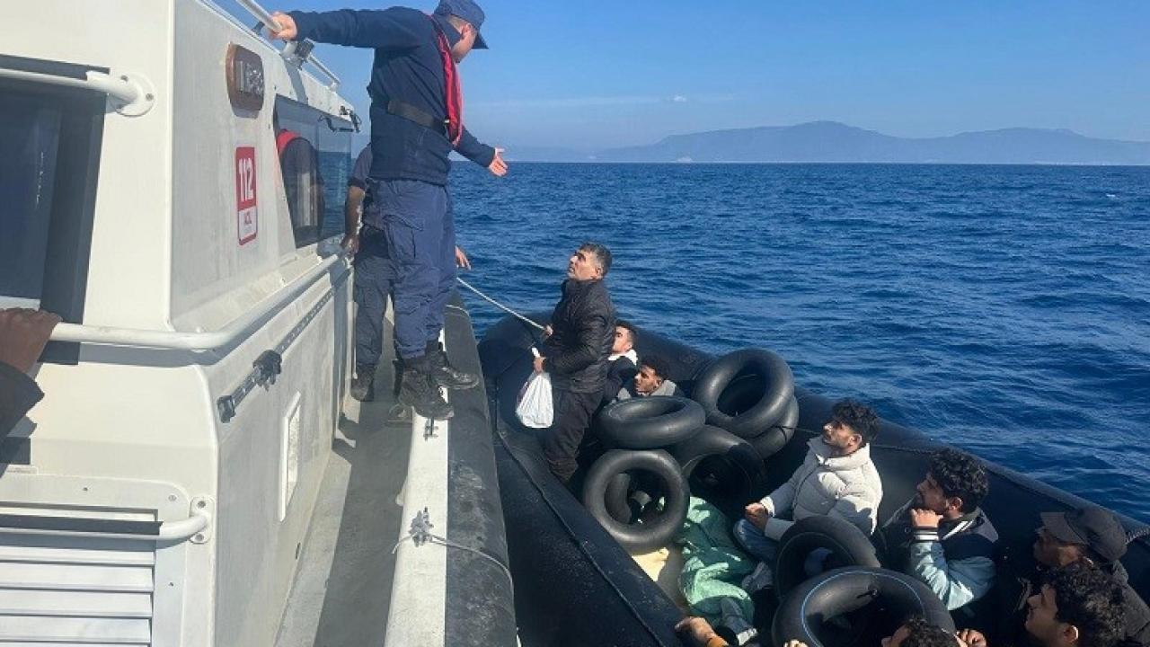 İzmir açıklarında 14 göçmen kurtarıldı, 35 göçmen yakalandı