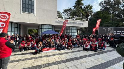 İzmir Büyükşehir önünde işçilerden oturma eylemi