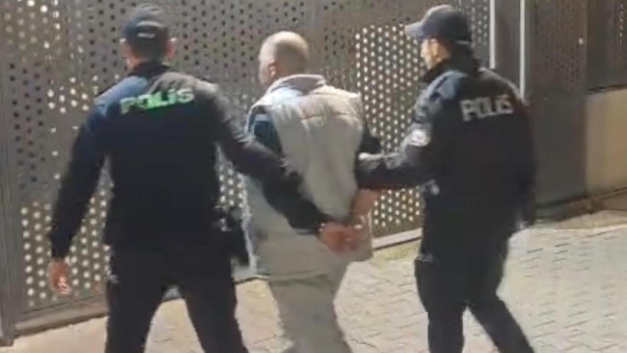 İzmir&#039;de aranan firari şahıs polisten kaçamadı