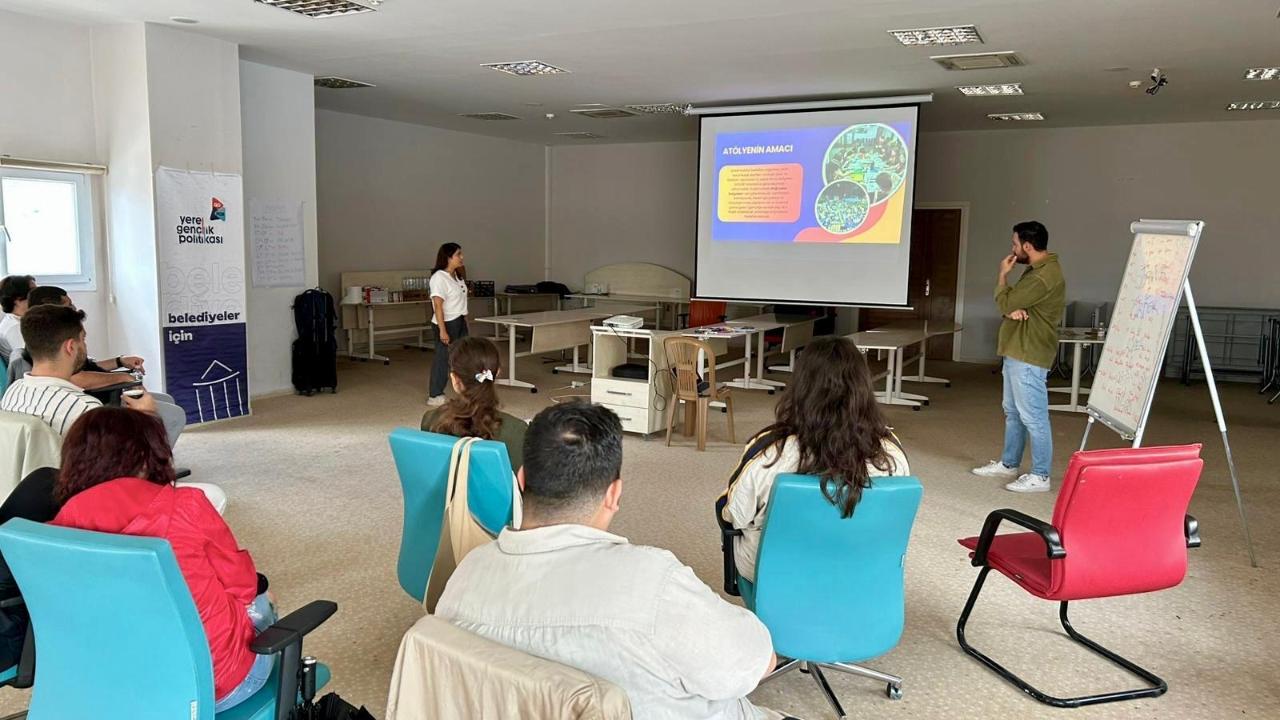 İzmir’de gençlere belediye çalışmaları hakkında eğitim