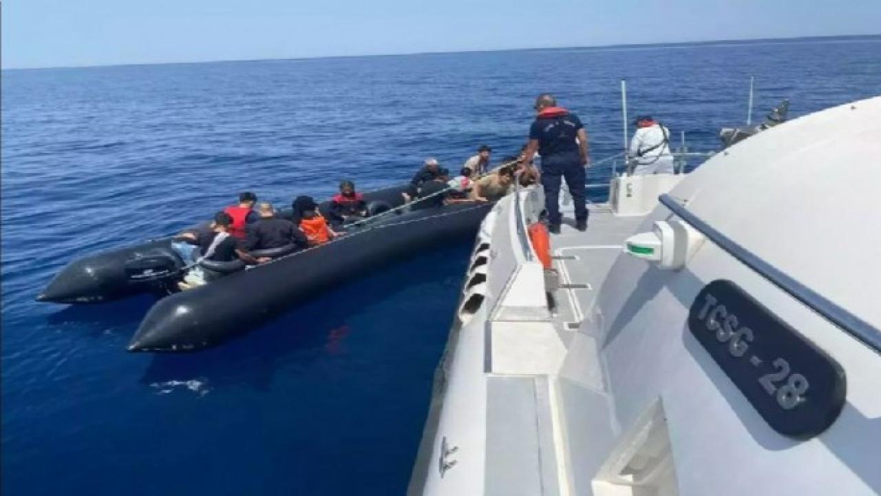 İzmir&#039;de göçmenleri taşıyan lastik bot battı