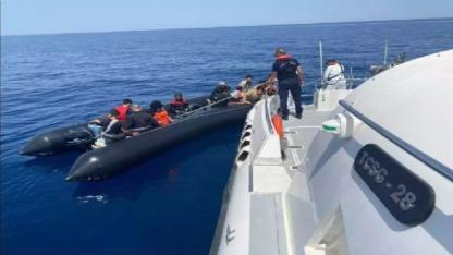 İzmir'de göçmenleri taşıyan lastik bot battı