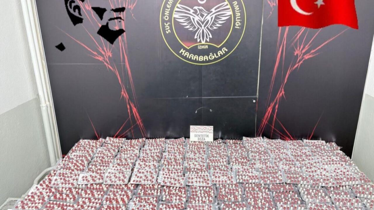 İzmir&#039;de uyuşturucu tacirleri suçüstü yakalandı