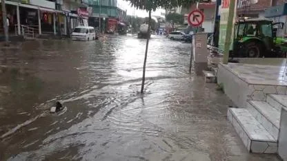 İzmir'in kuzey ilçelerinde kuvvetli sağanak yağış