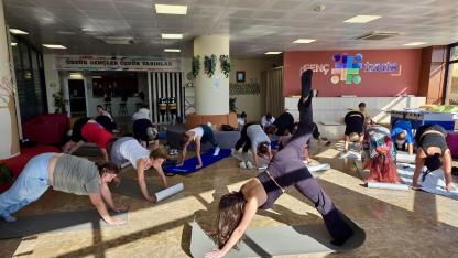 İzmirli gençler için yoga saati