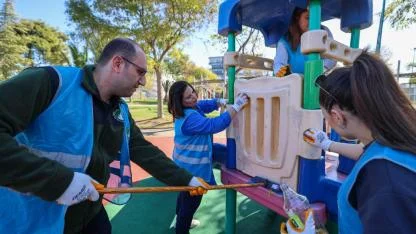 İzmirli gönüllüler el ele vererek doğa için temizlediler