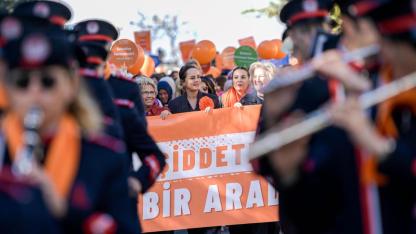 Kadına şiddete karşı “turuncu” yürüyüş