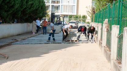 Karşıyaka’da okul çevrelerinde yol bakım çalışması