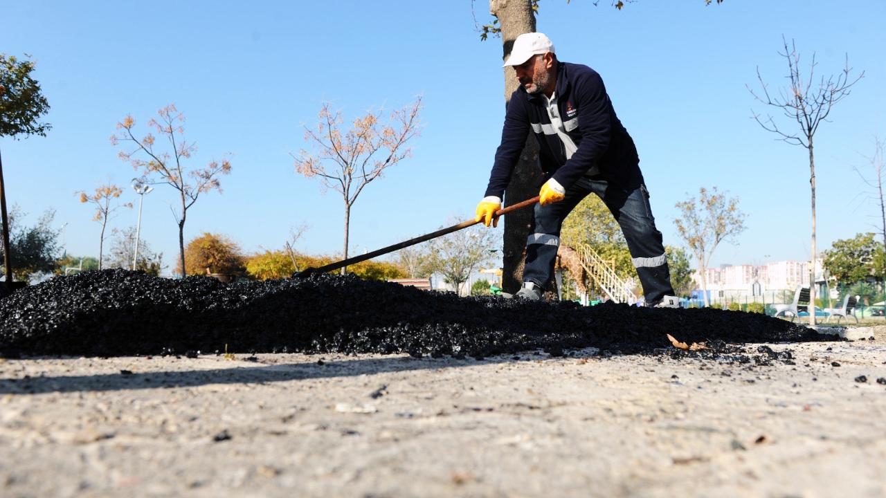 Karşıyaka’da yol bakım çalışmaları hız kesmiyor