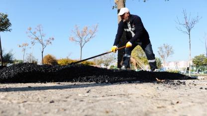 Karşıyaka’da yol bakım çalışmaları hız kesmiyor
