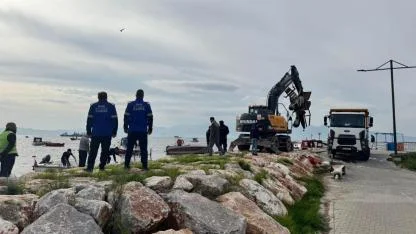 Karşıyaka’daki kaçak iskeleler yıkılıyor