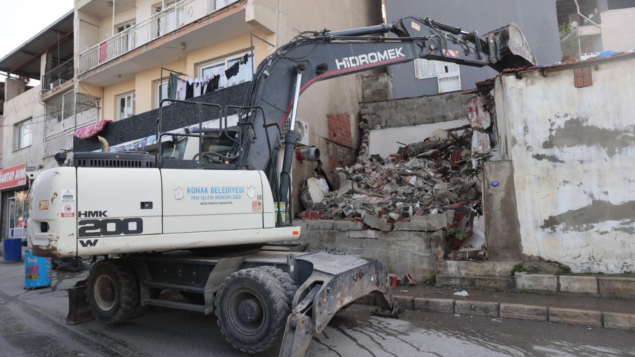 Konak’ta metruk yapıların yıkımı devam ediyor