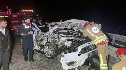 Manisa'da otomobil kamyona arkadan çarptı