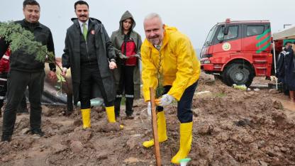 Menemen’de fidanlar, yeşil vatan için dikildi
