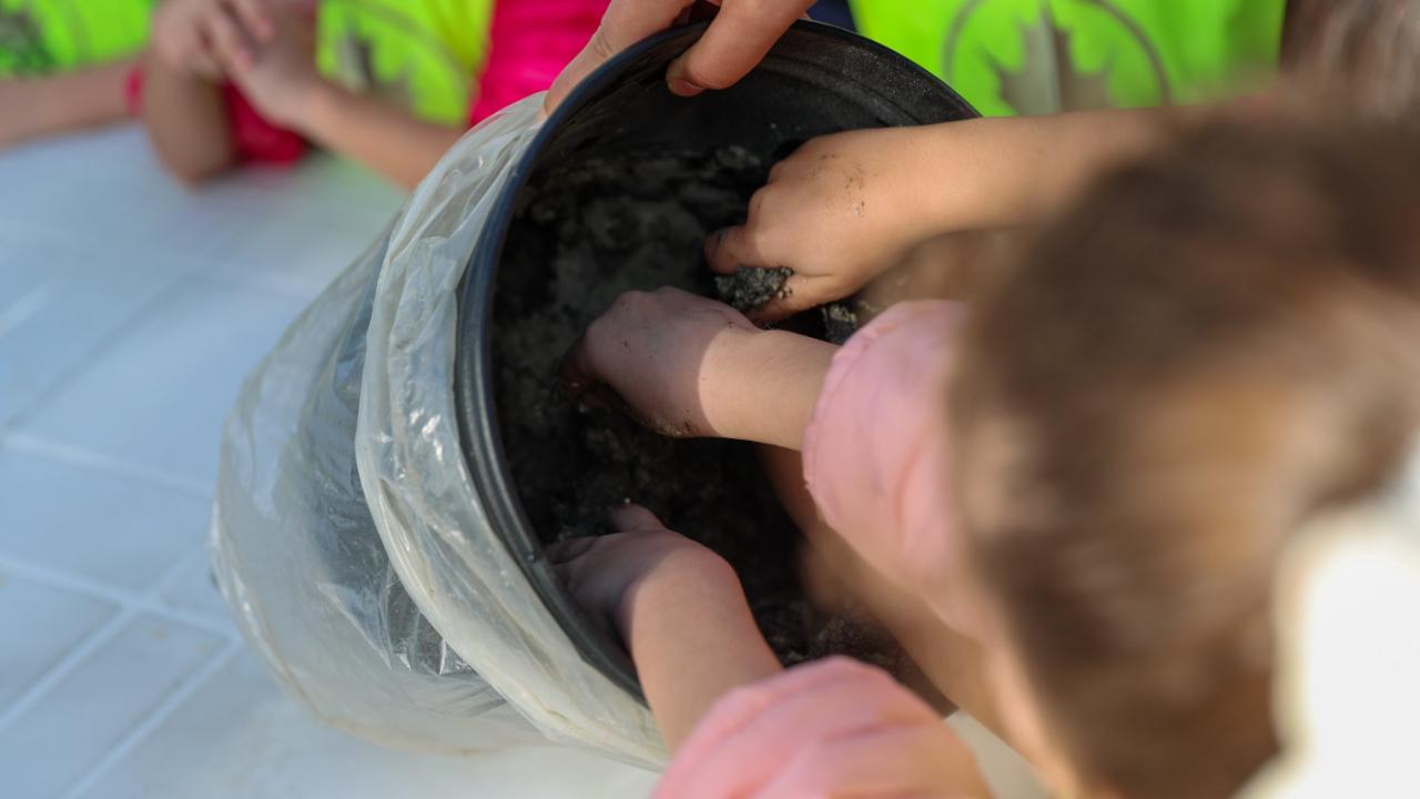 Minik ellerden yanan alanlara umut tohumları