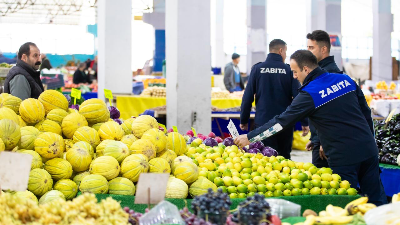 Narşıdere Belediyesi&#039;nden pazar yerinde kapsamlı denetim