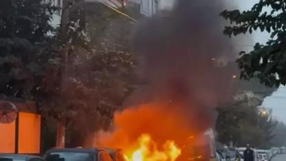 Öğrenci servis minibüsünde çıkan yangın, otomobile sıçradı