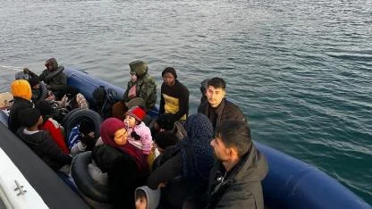İzmir açıklarında 63 düzensiz göçmen yakalandı