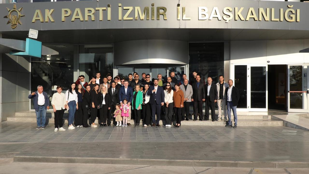Saygılı, Ak Parti&#039;nin yıldönümünde CHP&#039;lilere rozet taktı