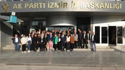 Saygılı, AK Parti'nin yıldönümünde CHP'lilere rozet taktı