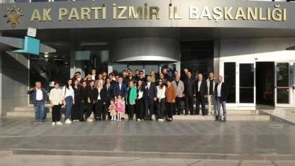 Saygılı, AK Parti'nin yıldönümünde CHP'lilere rozet taktı